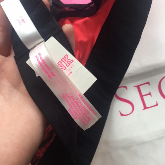 Victoria’s Secret Pink ultimate sports bra - Picture 3 of 3